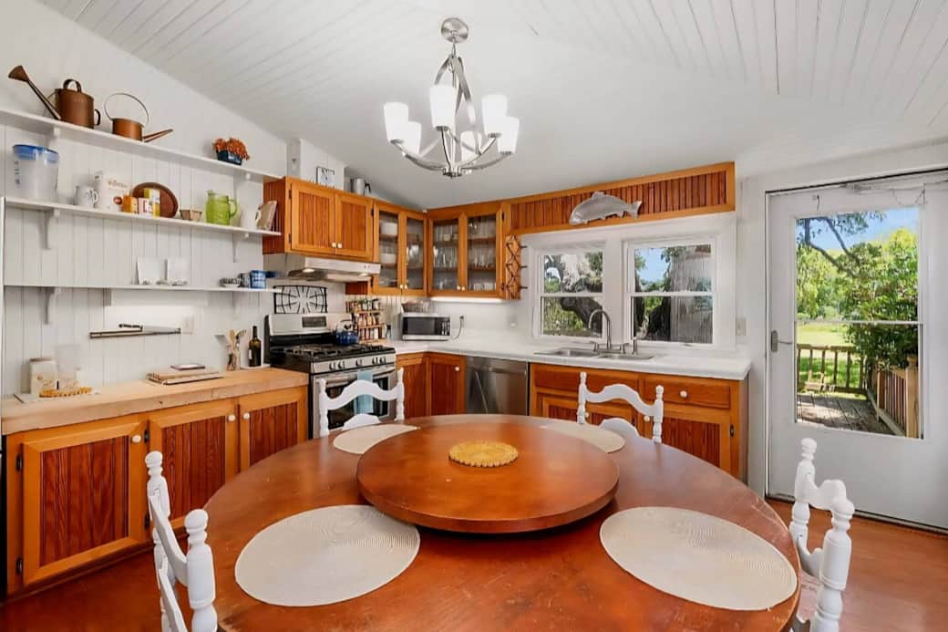 Eat in Kitchen seats 4 expands to 6 easily Eat in Kitchen seats 4 expands to 6 easily