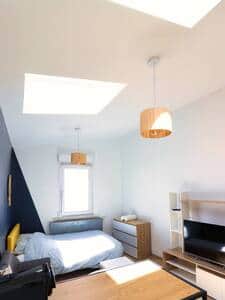 Bel espace salon avec TV connectée, puis de lumière

Lit double 140X200 et commode