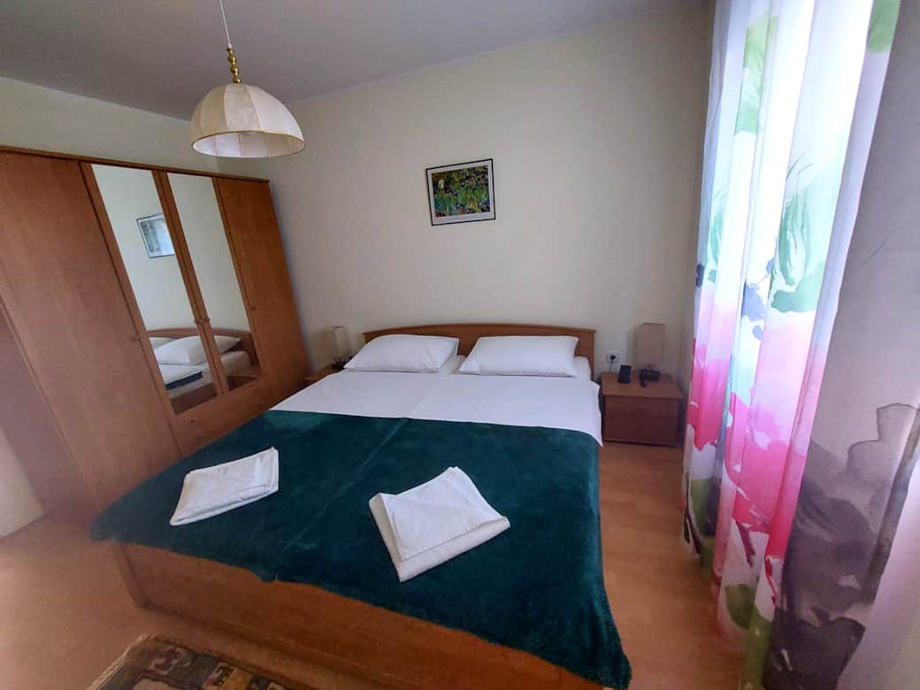 La grande chambre, avec un confortable lit double, et une grande armoire pour vos vêtements.