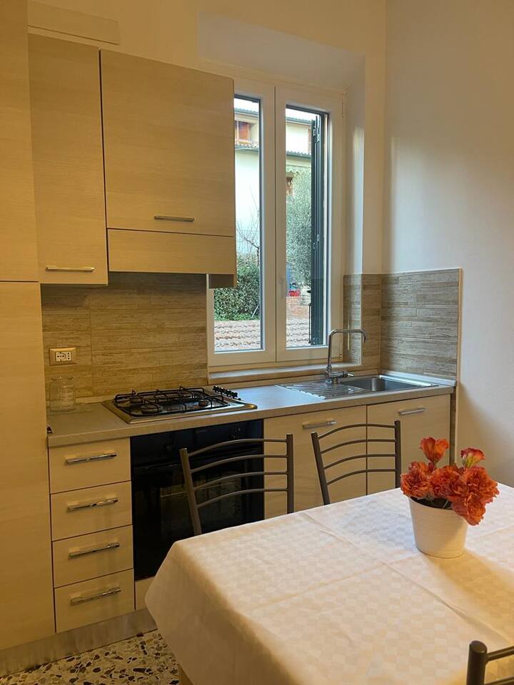 Cucina completa con tavolo da pranzo