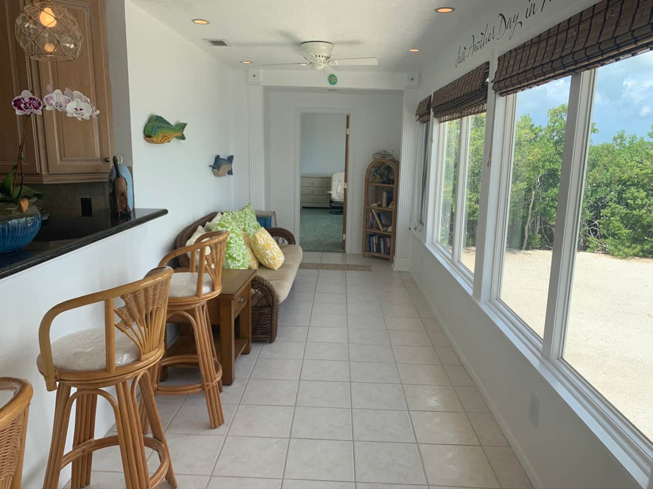 Breakfast Bar & Sitting Area 