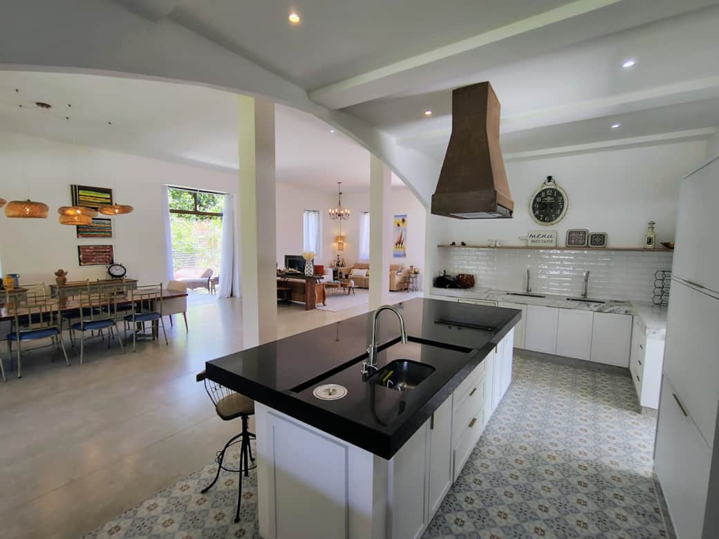 Sala de jantar, estar e cozinha principal e secundária