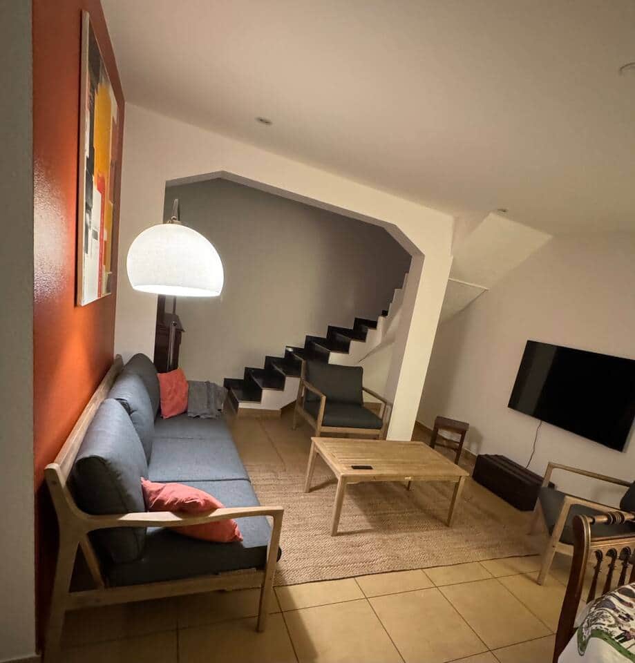 Salon, coin télé et accès espace de travail