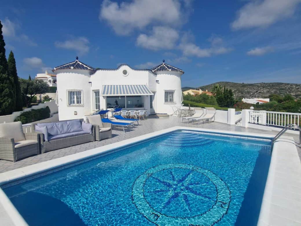 Family-friendly pool with loungers and sunbathing areas — enjoy Peñíscola’s sun Family-friendly pool with loungers and sunbathing areas — enjoy Peñíscola’s sun