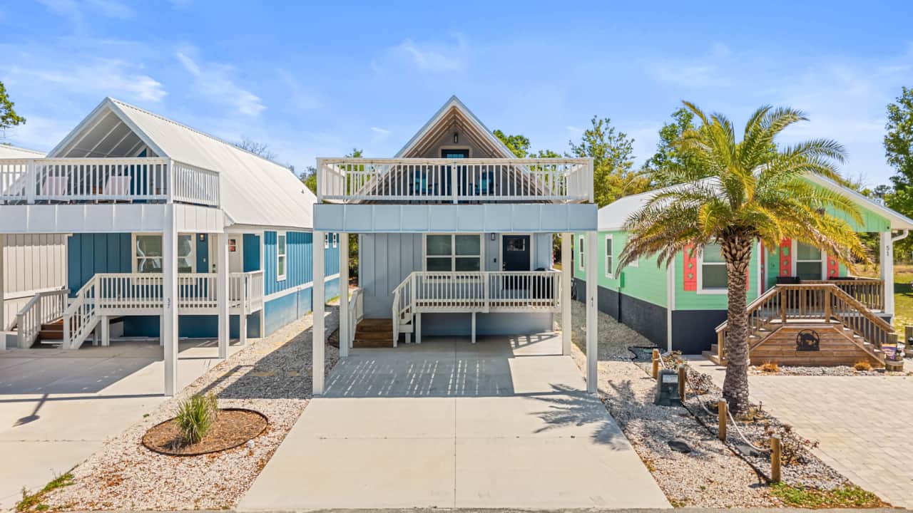 Exterior View/Parking/Balcony 
