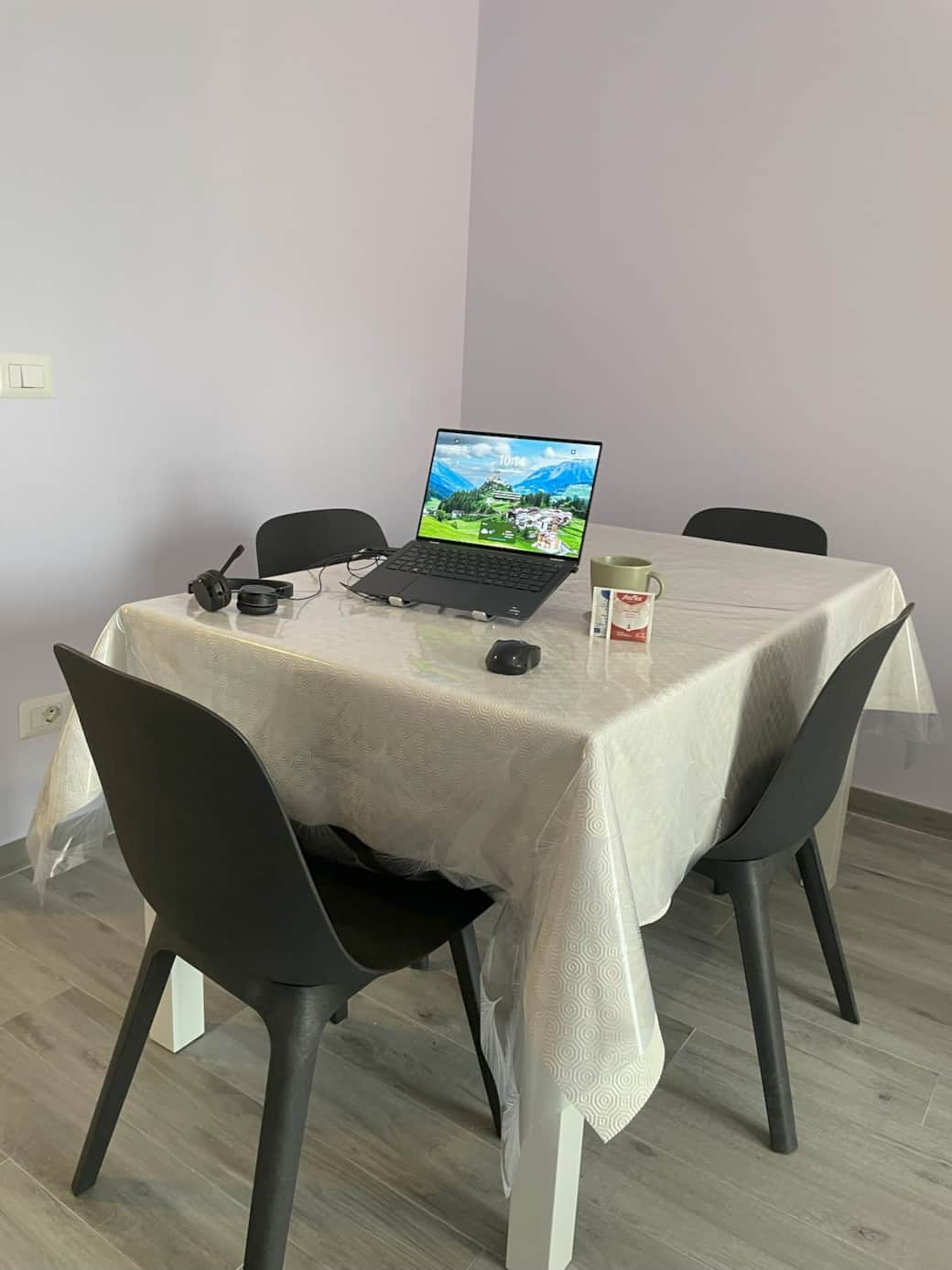 L'area ufficio è ricavata nel salone utilizzando il tavolo da pranzo. Ho utilizzato personalmente quest'area che è comoda per spaziosità del tavolo, zona silenziosa e wifi veloce