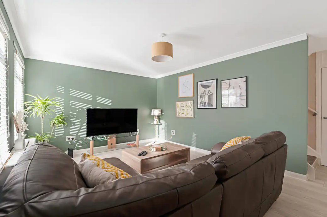 Stylish 2-Bed House Private Driveway (13)
