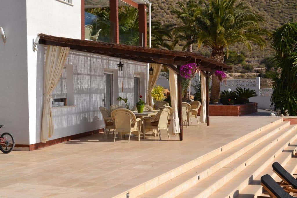 Covered dining terrace