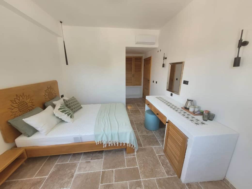 Spacious double room with EnSite shower room with complimentary toiletries, mini fridge, free WIFI, tea coffee making facilities, slippers, lap top size safe, air con for your comfort and relaxing stay. Ancient Side across the the ocean views.
