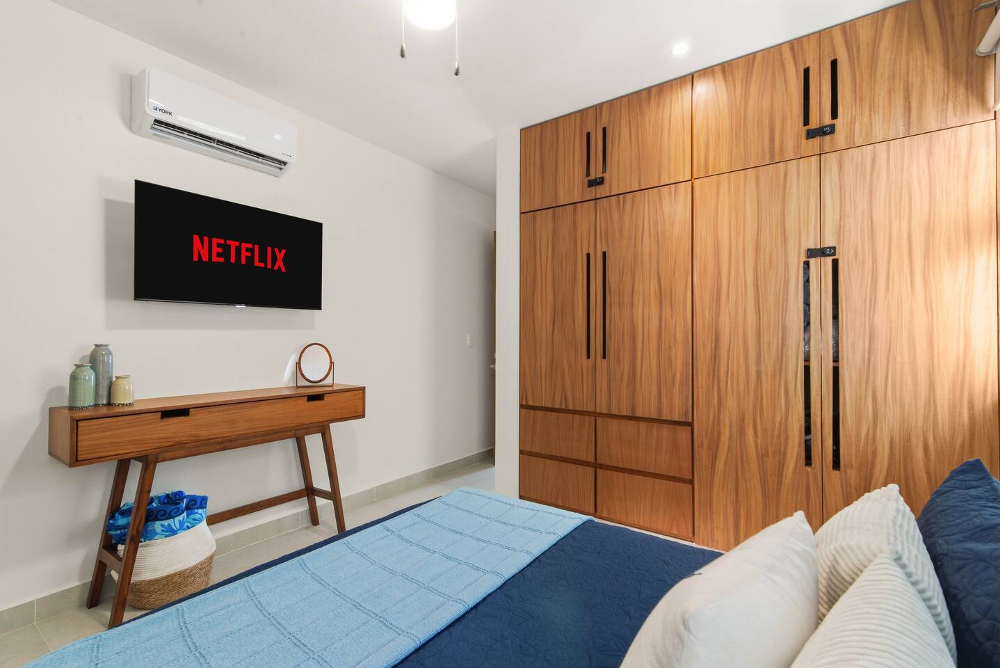 El Dormitorio 2 no solo ofrece una cama queen, baño en suite, entrada privada con cerradura, aire acondicionado, ventilador de techo, armario, persianas que oscurecen la habitación, e interruptores y enchufes junto a la cama, sino que también cuenta con un Smart TV para transmitir sus programas favoritos.