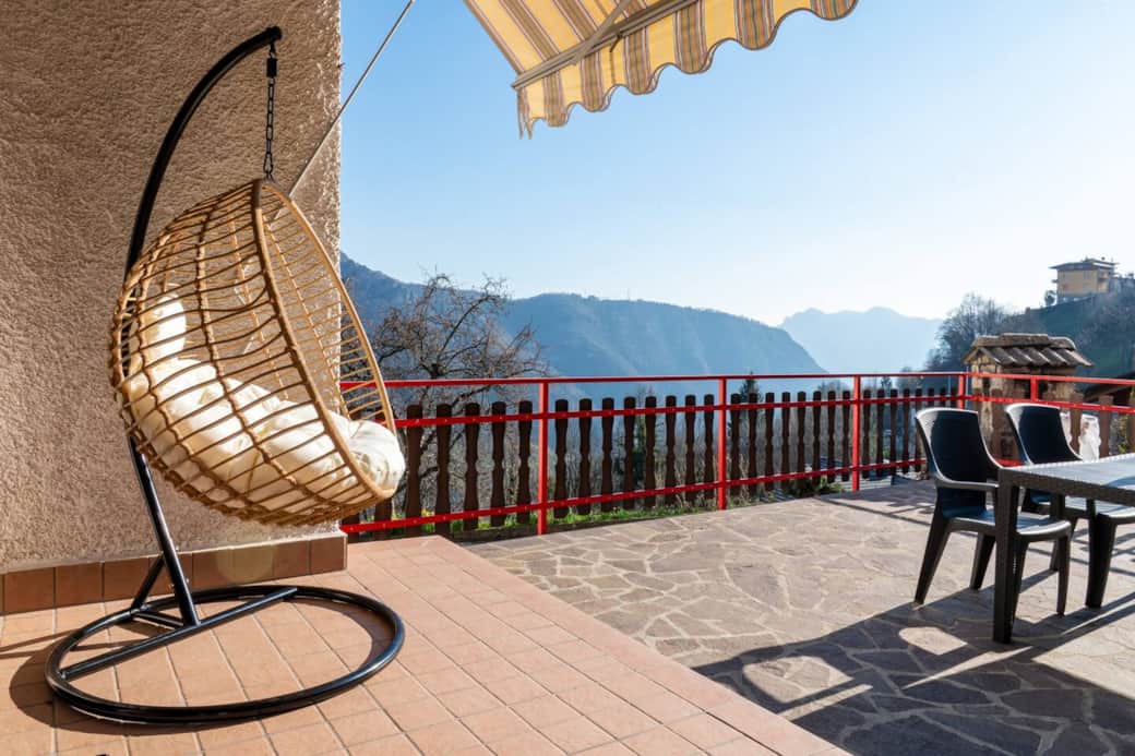 Terrazza con amaca e tavolo dove gustarsi un bel bicchiere di vino, rilassarsi e passare delle belle giornate al sole e in compagnia, ammirando il fantastico panorama delle montagne