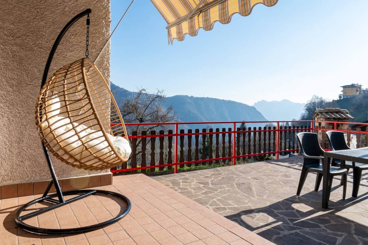 Terrazza con amaca e tavolo dove gustarsi un bel bicchiere di vino, rilassarsi e passare delle belle giornate al sole e in compagnia, ammirando il fantastico panorama delle montagne