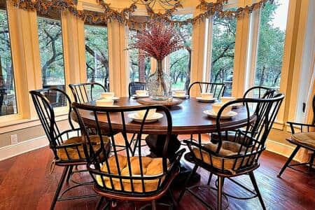 A large eating area with a view!