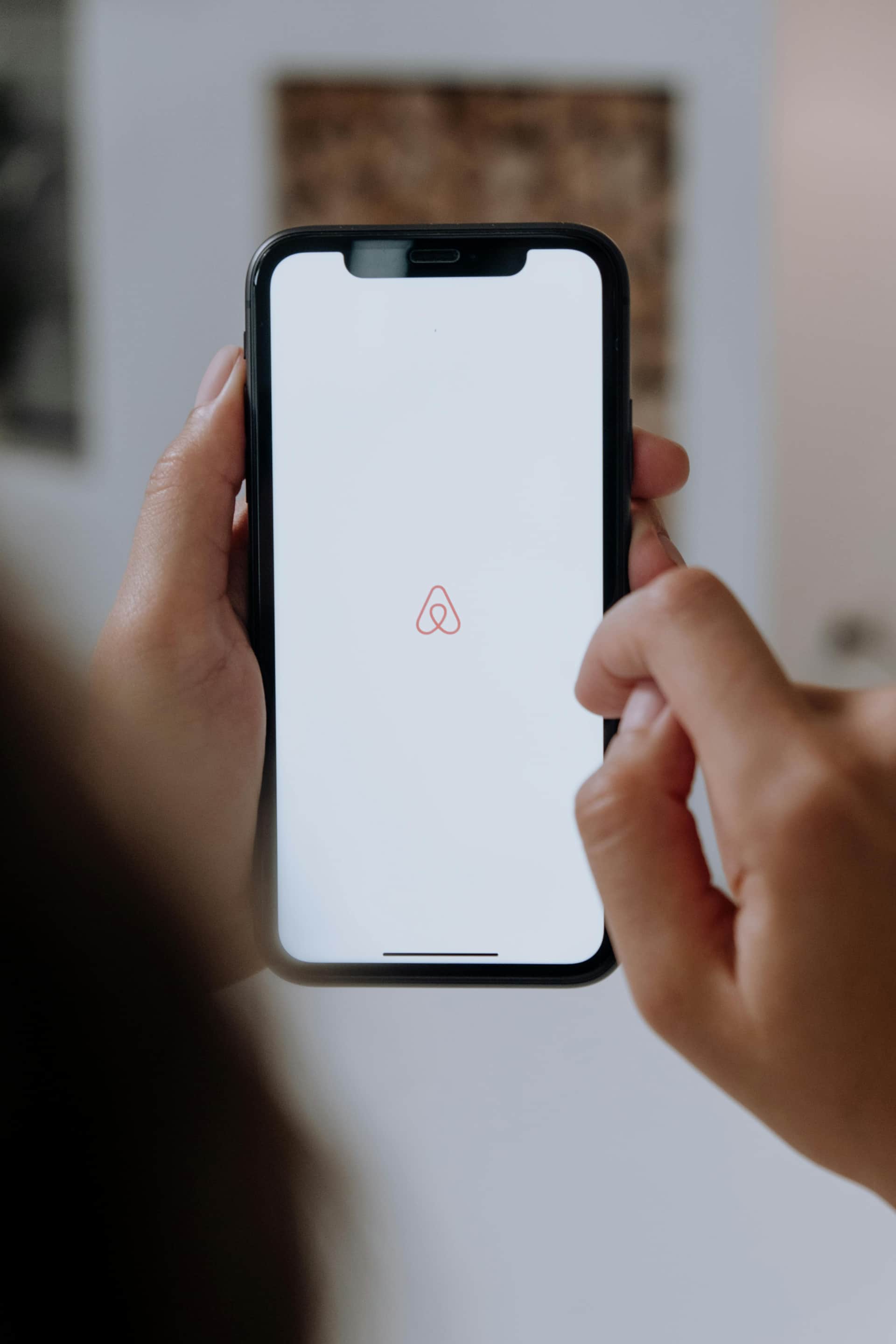 Optimisez votre annonce Airbnb pour recevoir plus de réservations et maximiser vos chances de succès, grâce à des descriptions claires, des photos attractives et des conseils pour mettre en valeur le confort et les atouts de votre logement.