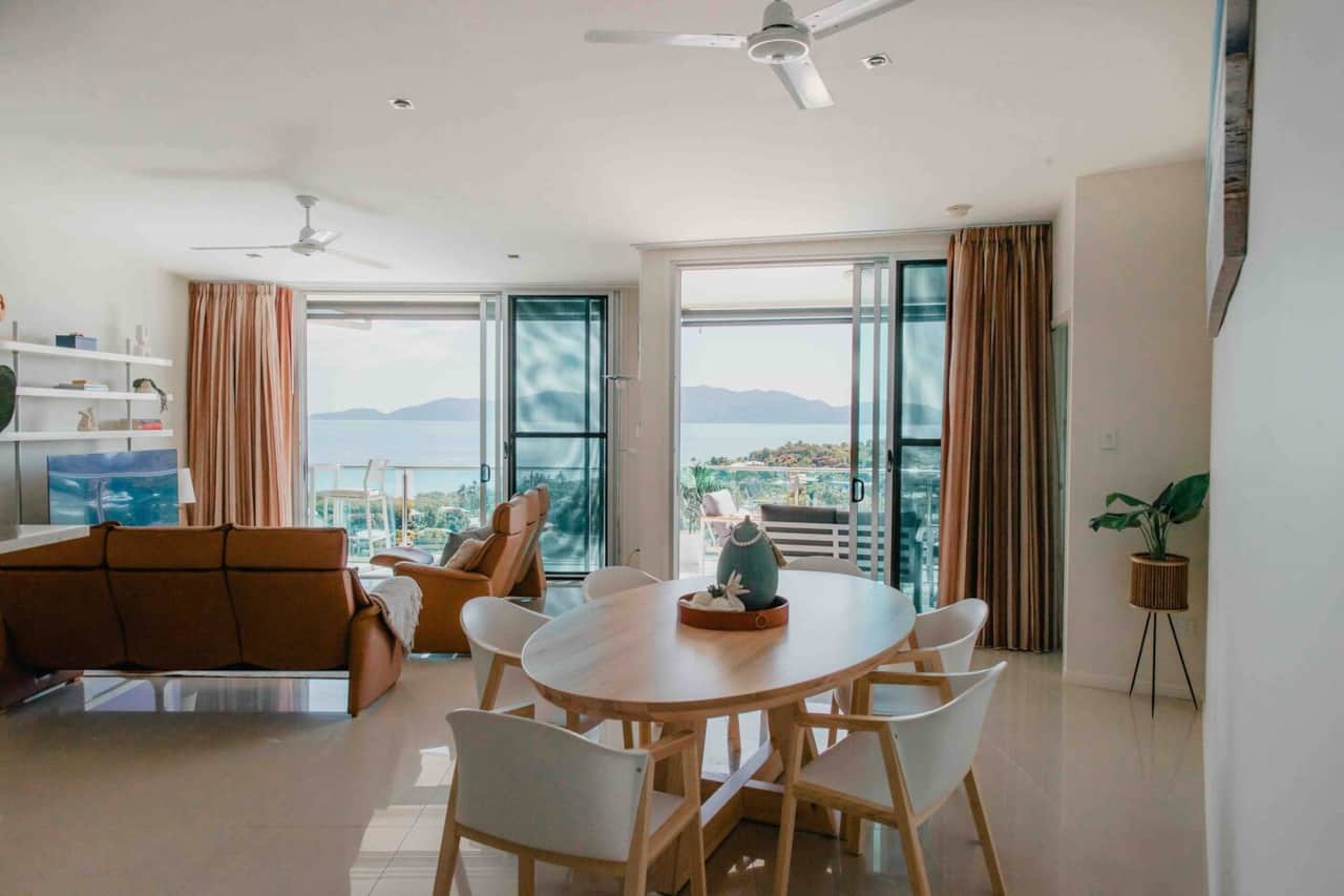Dinning for 6 guests and views of the ocean
