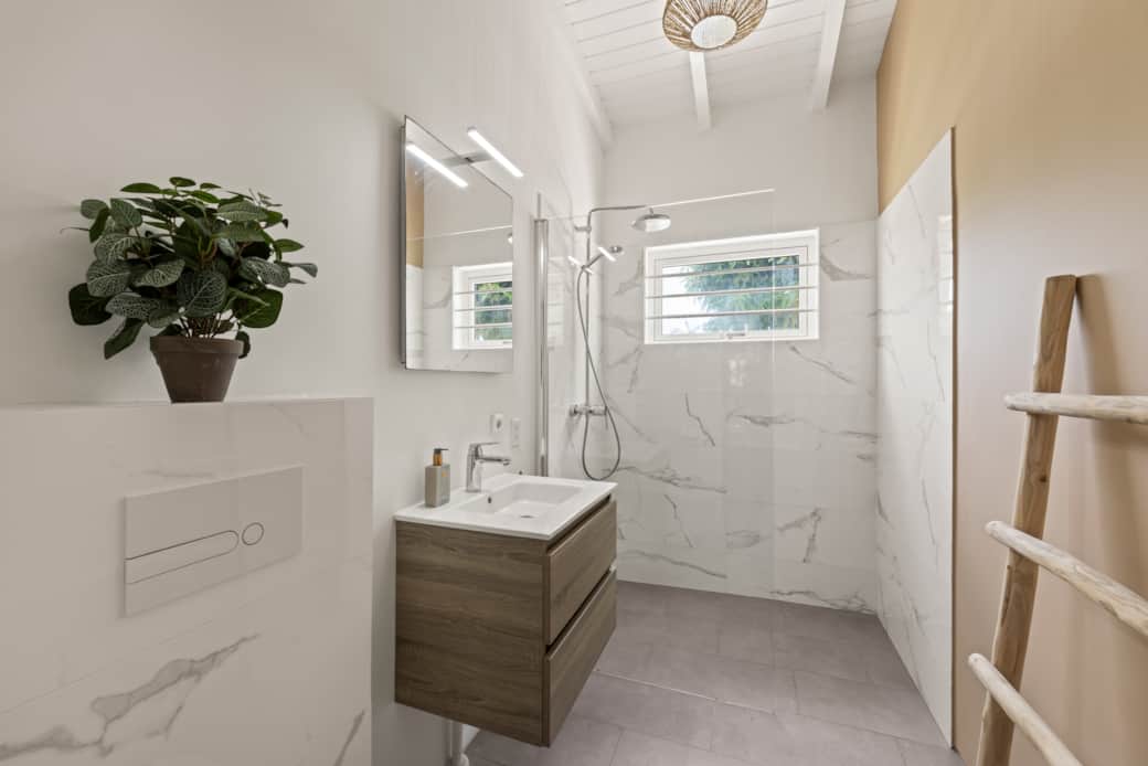 Badkamer behorend bij slaapkamer 3 en 4, voorzien van wastafel, toilet en douche Badkamer behorend bij slaapkamer 3 en 4, voorzien van wastafel, toilet en douche