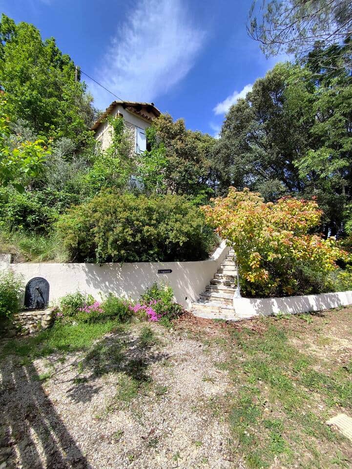 Le Pigeonnier et ses escaliers d'accès