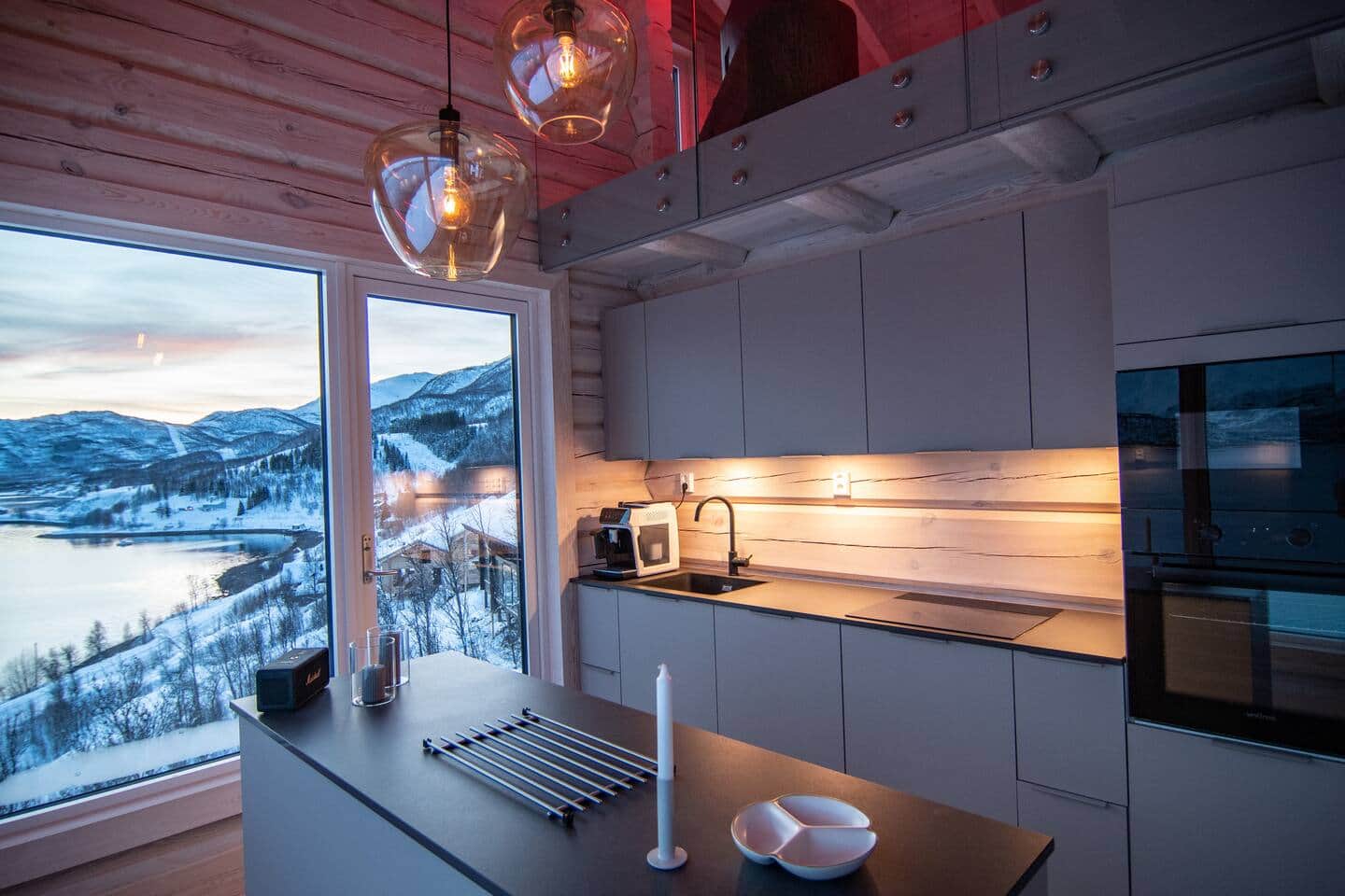 Skandinavischer Wohnbereich mit Ofen und Essbereich – Ferienhaus Tind in Norwegen