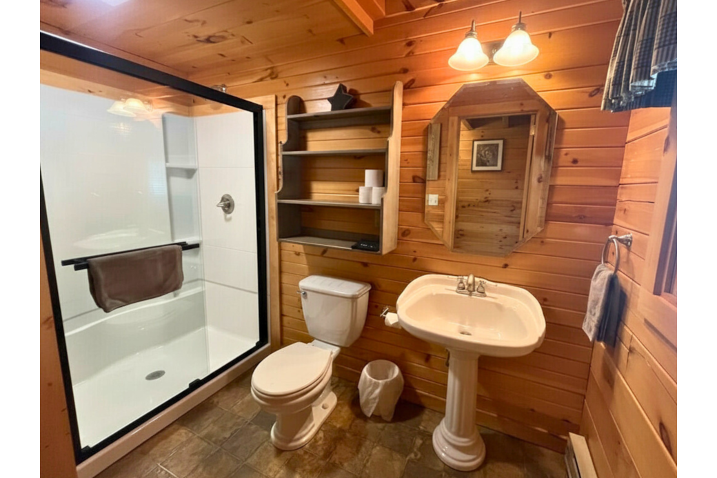 Full bathroom on the main level. 