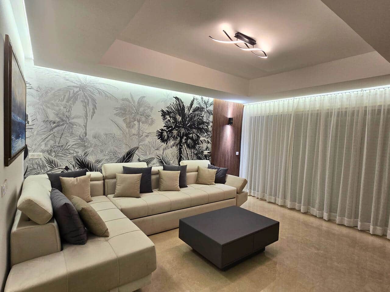 Le salon offre une ambiance chaleureuse de jour comme de nuit, grâce à un éclairage modulable. Les luminaires permettent de créer différentes atmosphères, douces ou tamisées, selon vos envies et les moments de la journée.