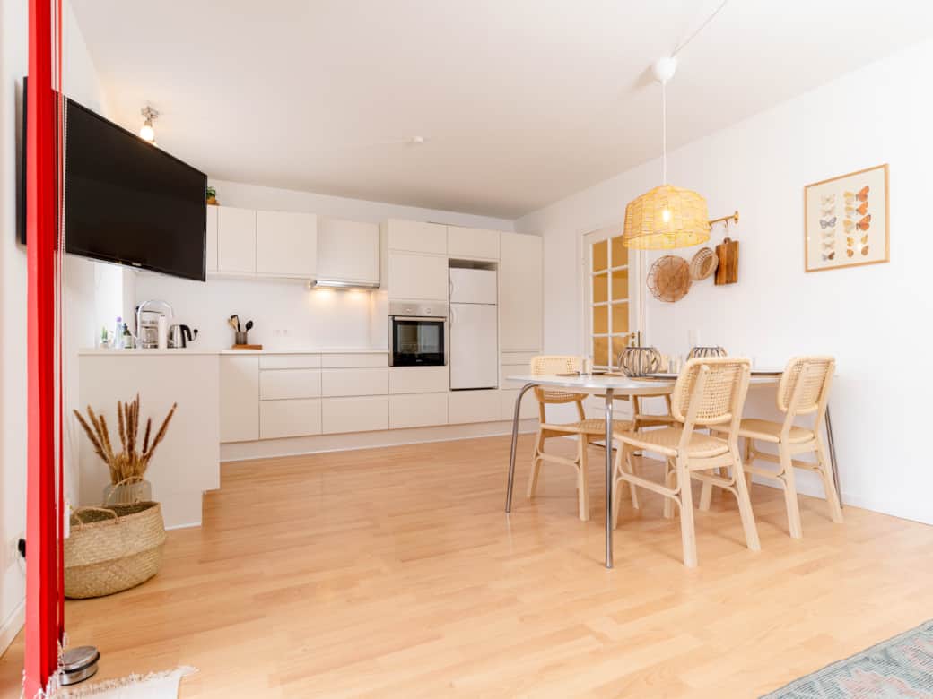 Wohnzimmer Blick in die Küchem mit Flachbild TV Wohnzimmer Blick in die Küchem mit Flachbild TV