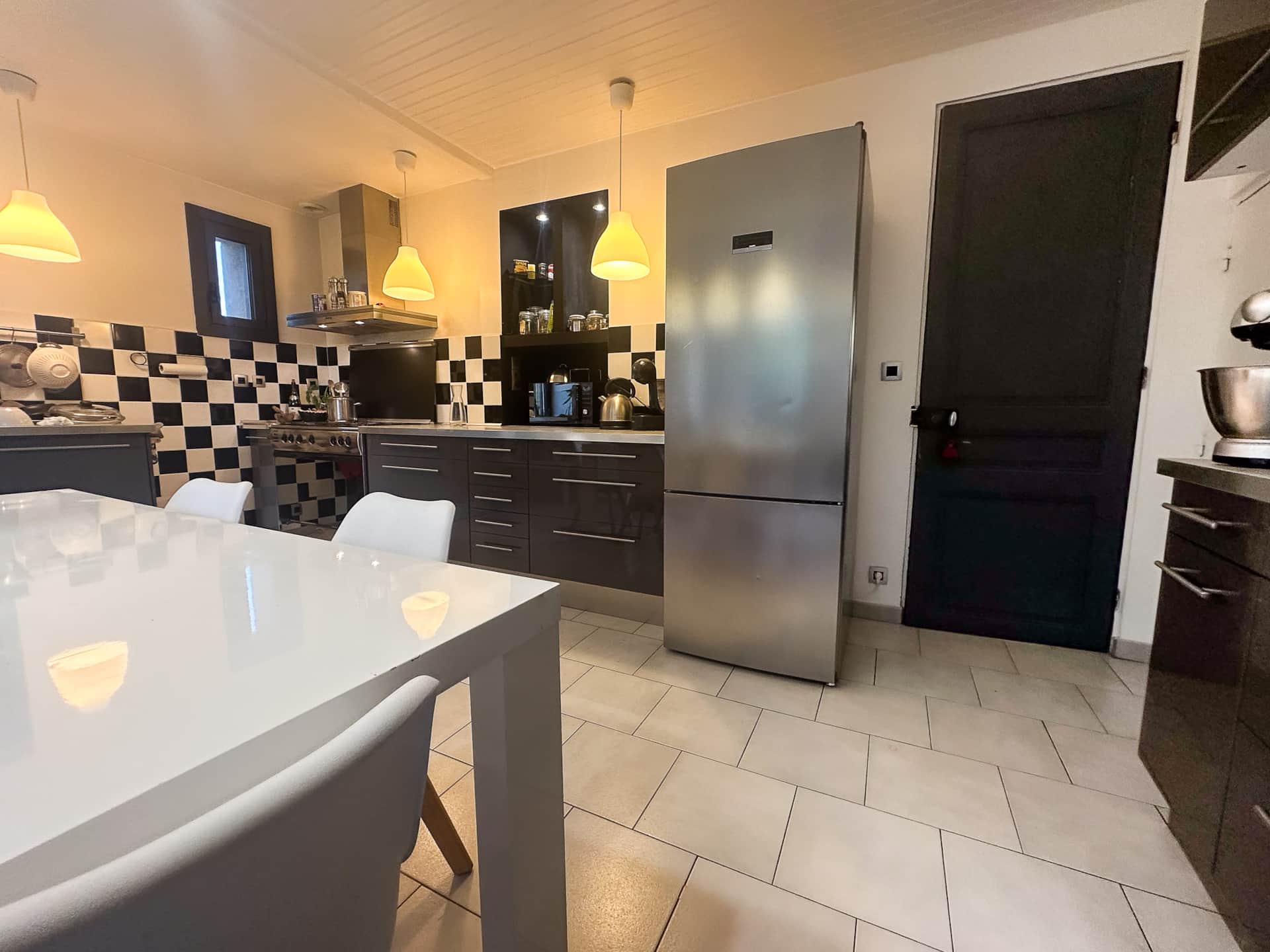 Cuisine équipée avec piano de cuisson du Clos de Laly près de Mâcon