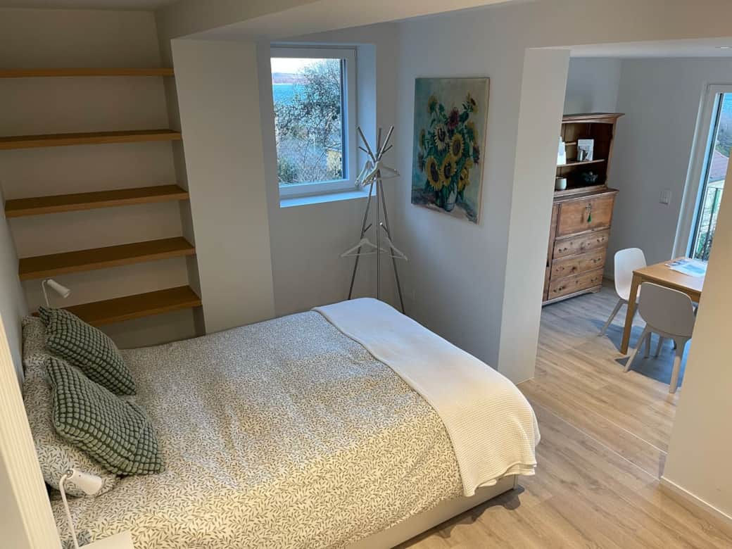 Chambre donnant accès au salon avec un lit de 140x200cm