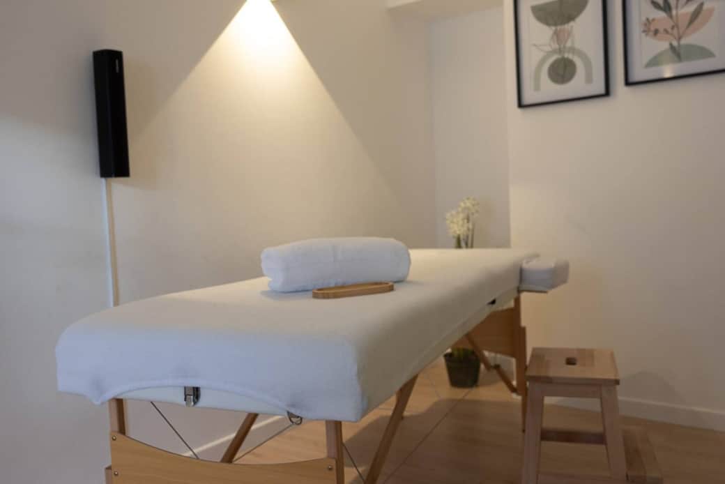 La présence d’une table de massage et d’un sofa dédié à la relaxation transforme la chambre en un espace bien-être privé. Pensée comme un refuge intime, la chambre offre un cadre propice à la détente et aux moments partagés.