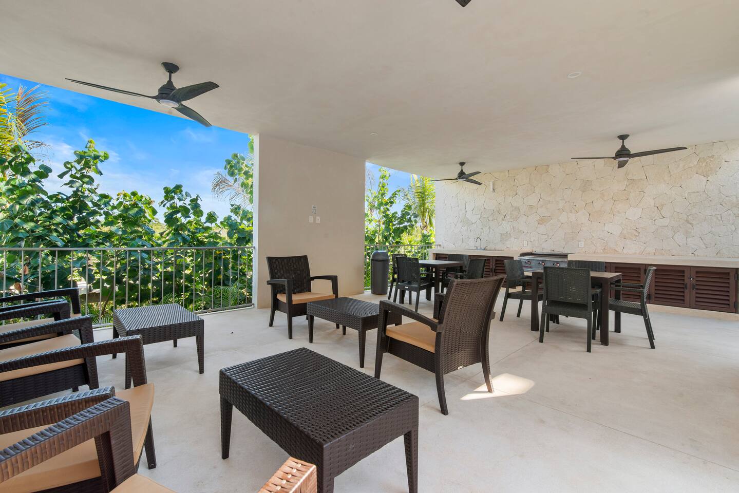 ¡Lleve su experiencia junto a la piscina al siguiente nivel! Disfrute de una zona lounge junto a la piscina con una práctica parrilla para BBQ, perfecta para preparar delicias mientras se da un refrescante chapuzón. Adopte la combinación definitiva de relajación y placer culinario.