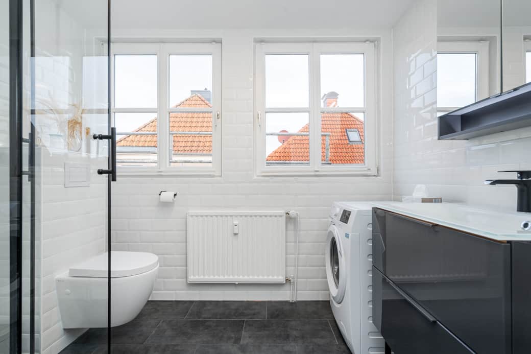 Badezimmer mit Waschmaschine