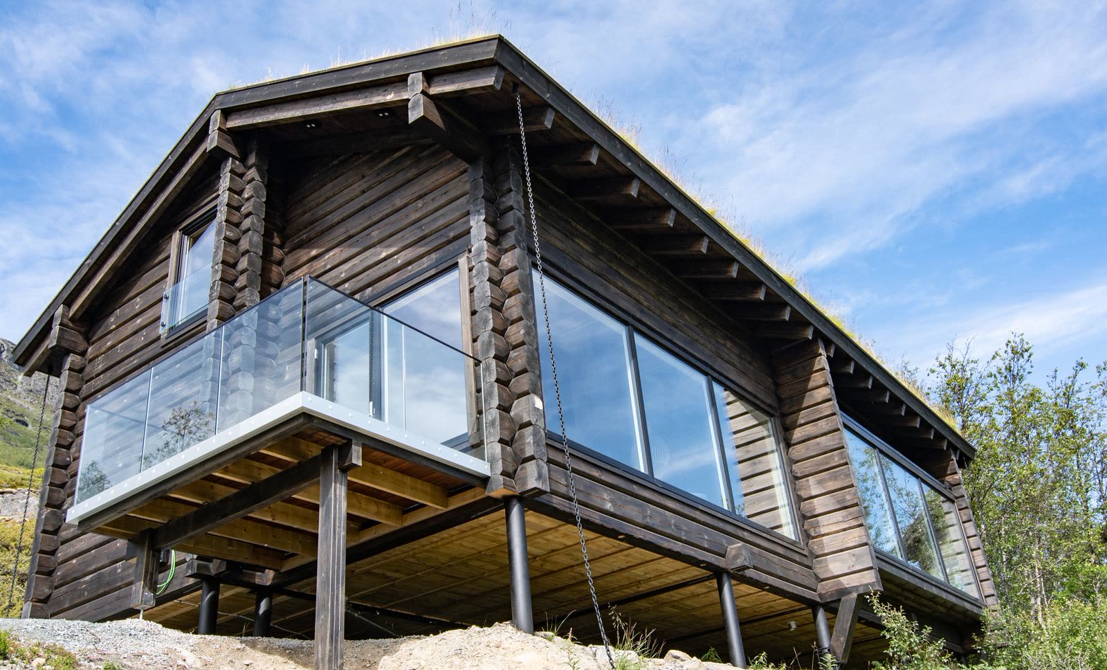 Chalet Nordlys on stilts with a glass balcony