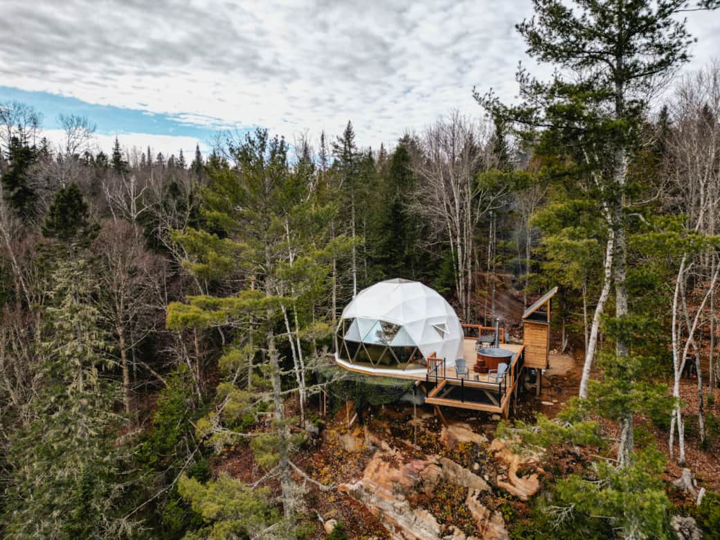 Dôme à flanc de montagne avec toutes les commodités pour un séjour de luxe en nature