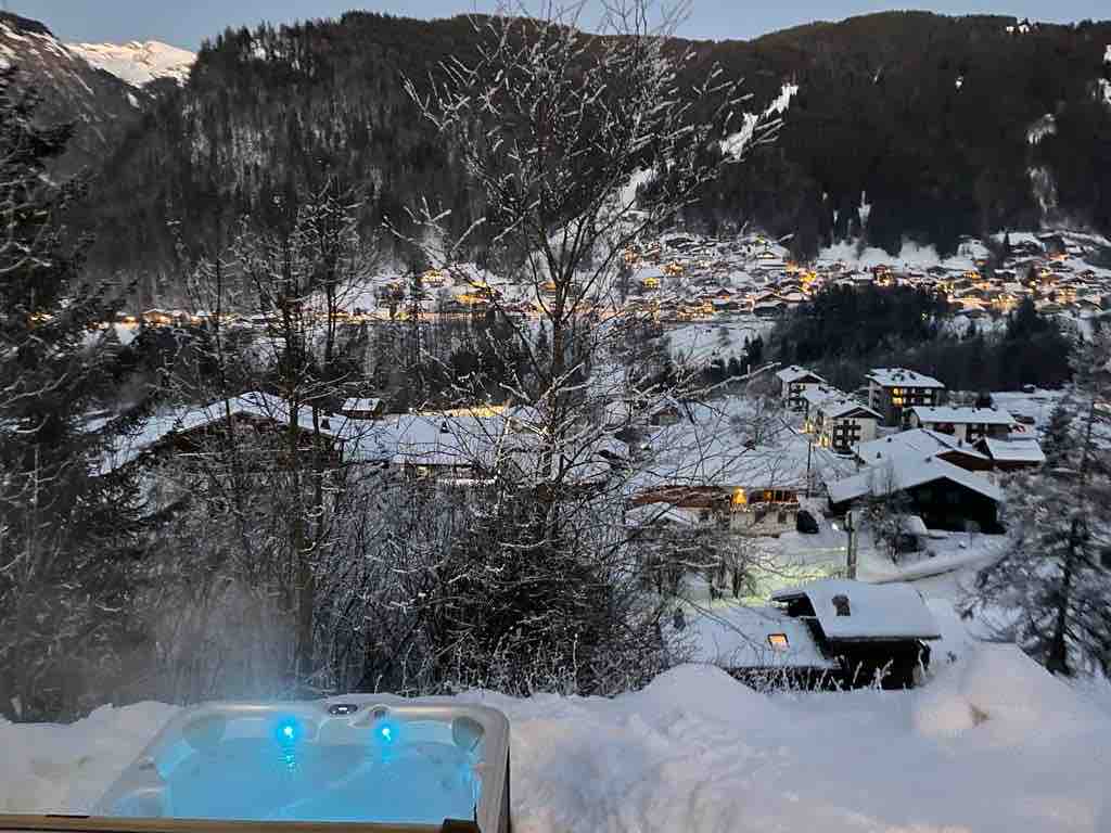 Jacuzzi au crépuscule sous la neige
