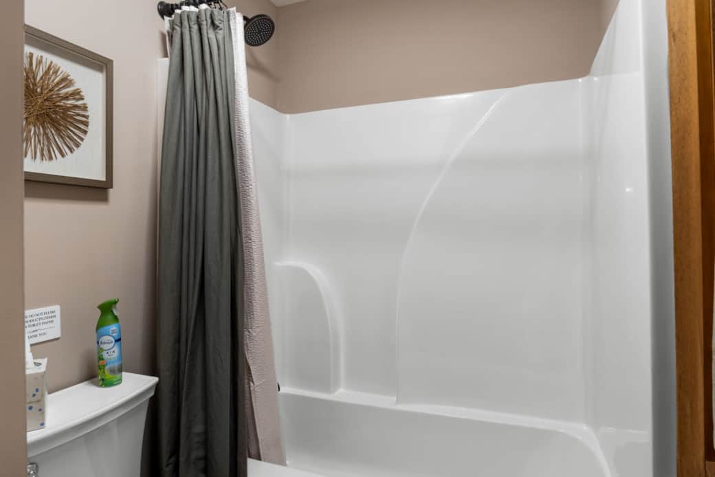 Bathroom 2 with shower/tub