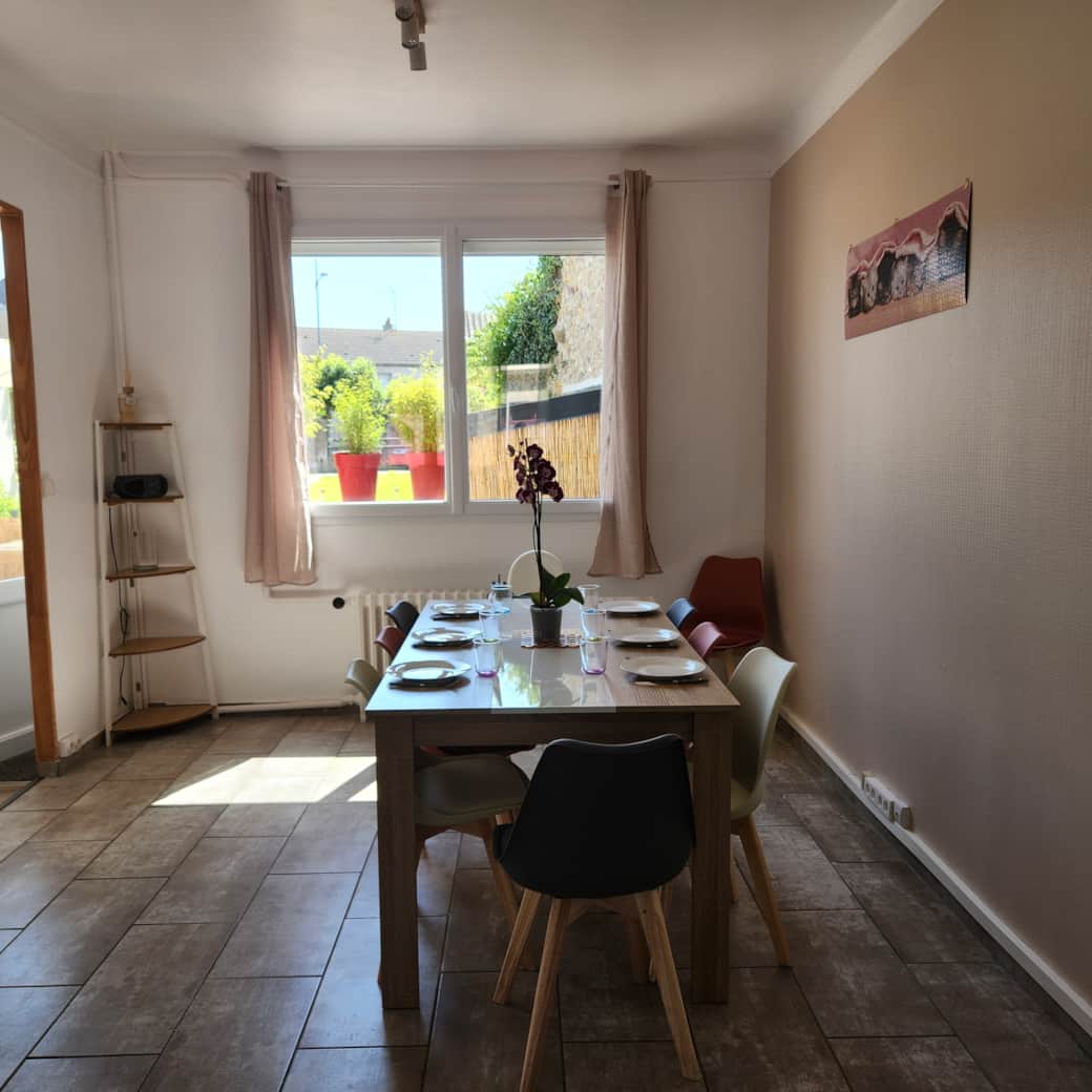Un espace dédié aux repas de famille dans notre gîte en Normandie.