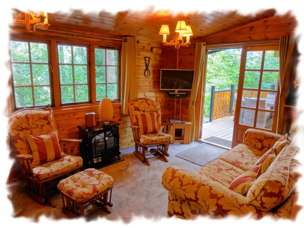 Colonial style lounge