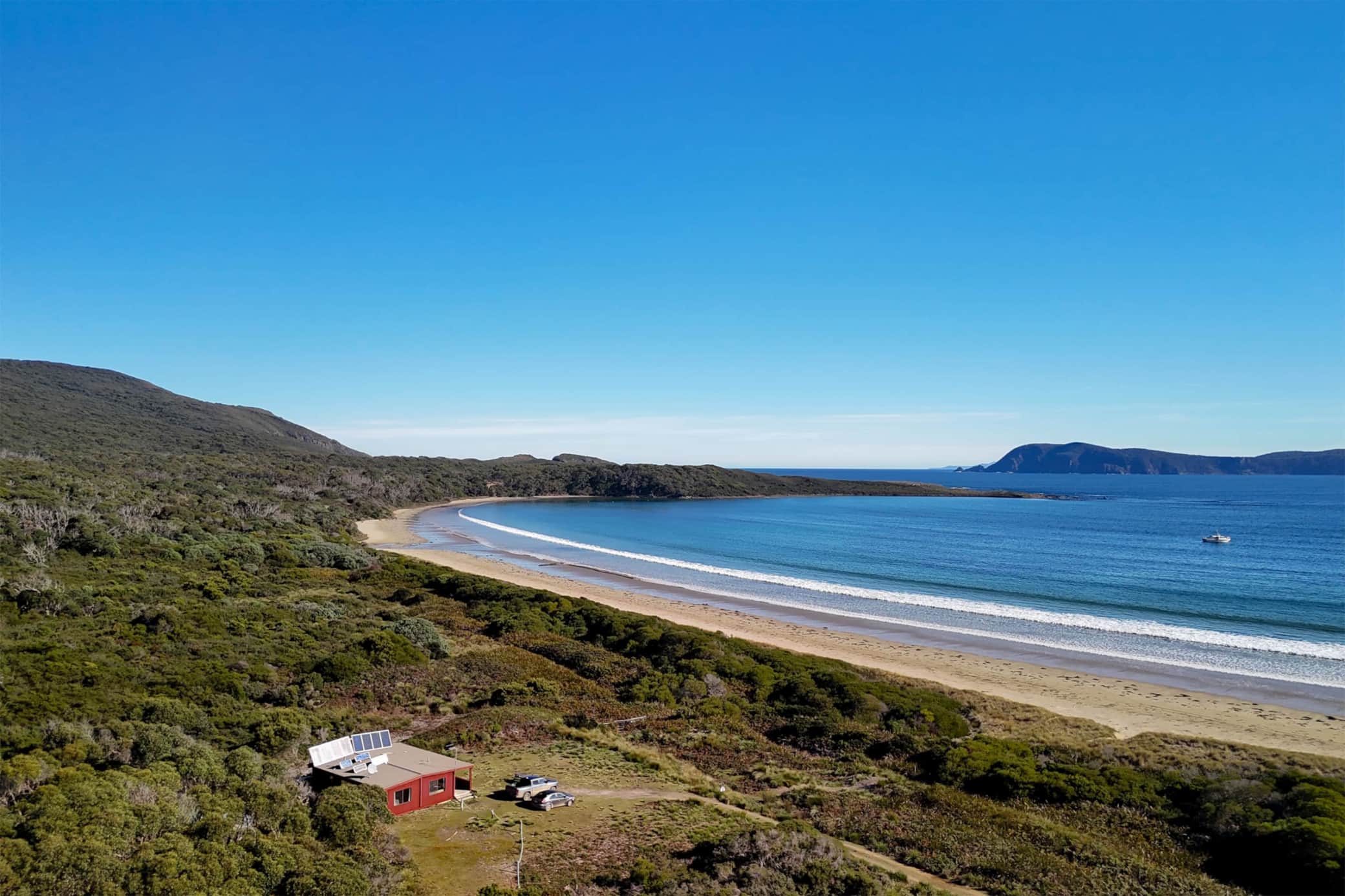 Cloudy Bay Cabin ~off-grid surfers paradise in Cloudy Bay