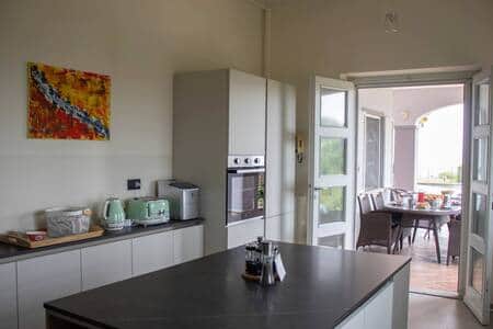Cucina completamente attrezzata