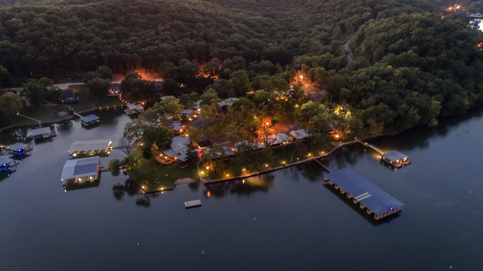 Hawks Landing Resort /Family Cabins and Resort/ Lake of the Ozarks