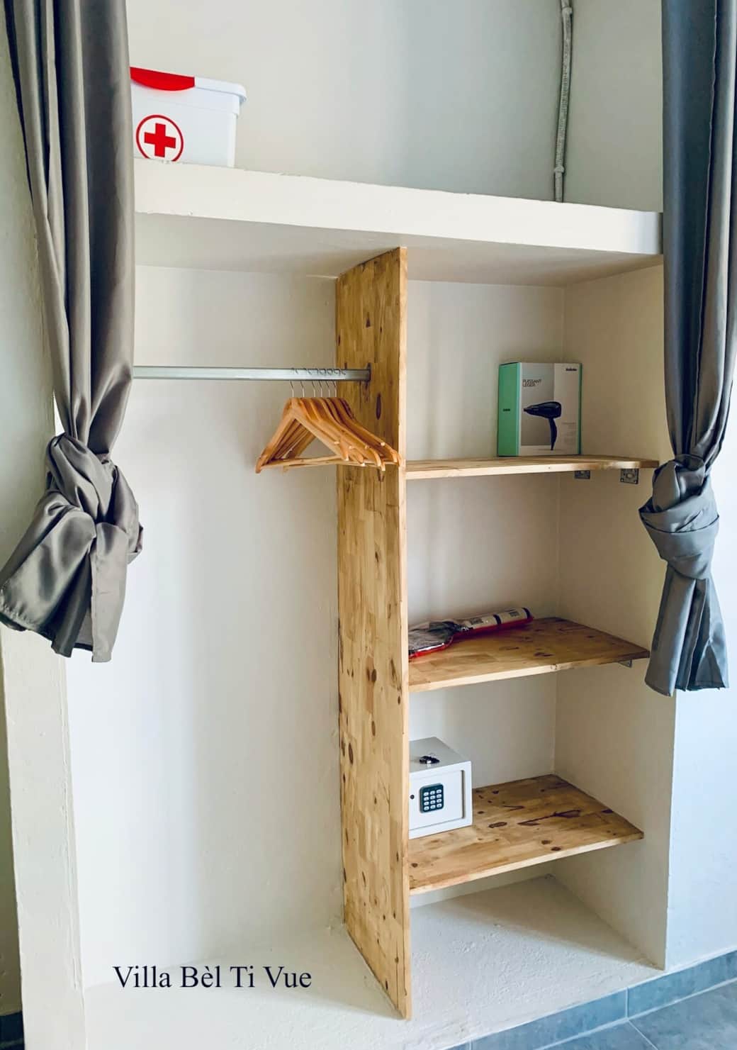 Des placards sont disponibles dans chaque chambre. 