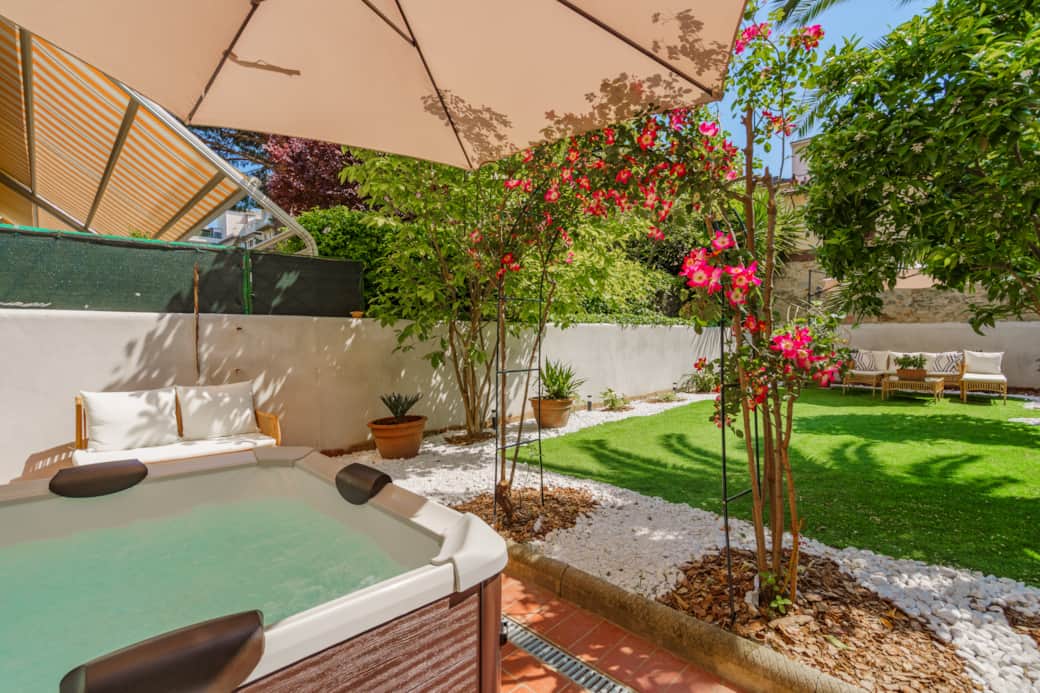 Giardino con Jacuzzi e arredi esterni