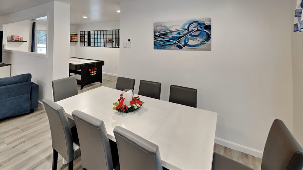 Dinning with gameroom