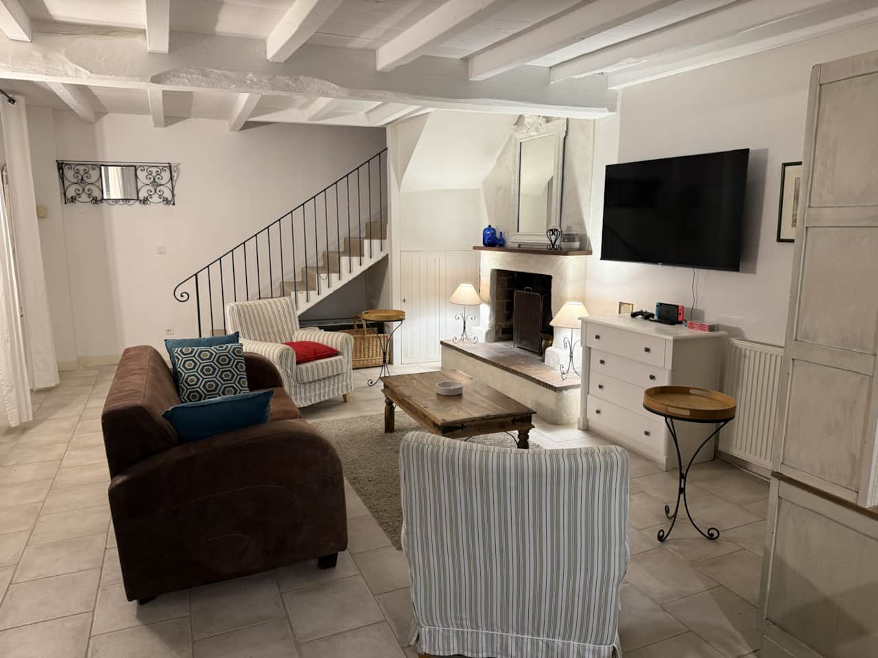 Wohnzimmer mit 50-Zoll-Smart-TV und Nintendo Switch