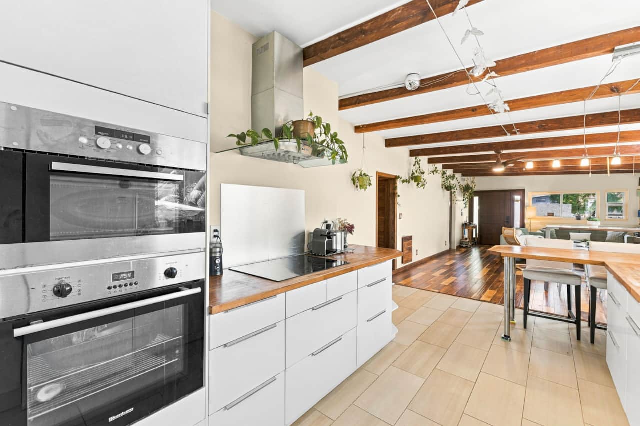 Fully Equipped Kitchen w/ Stainless Steel Appliances