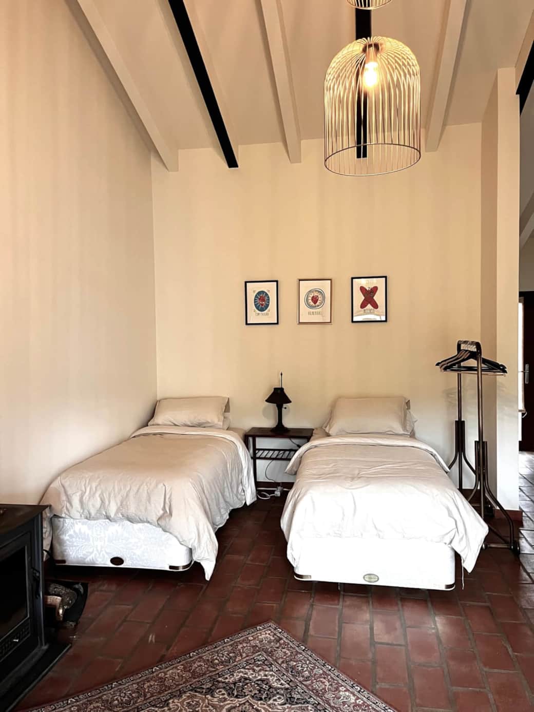 Two single beds that can transform into a 180cm double bed Two single beds that can transform into a 180cm double bed
