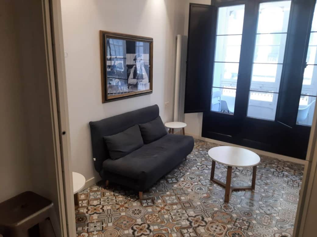Vista parcial del salón (con sofá cama doble) y del acceso al mirador. 
