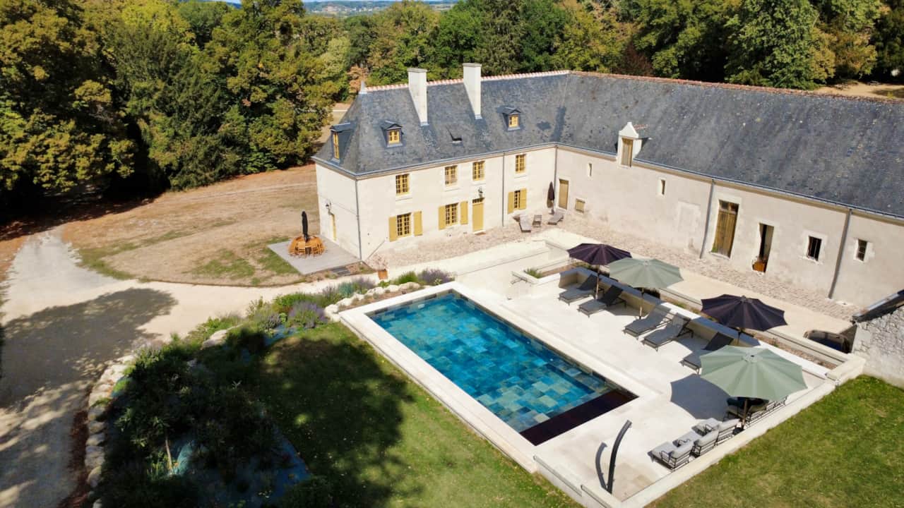 Le gîte et sa luxueuse piscine privée de 5x11m en pierre de Bali chauffée à 28C 