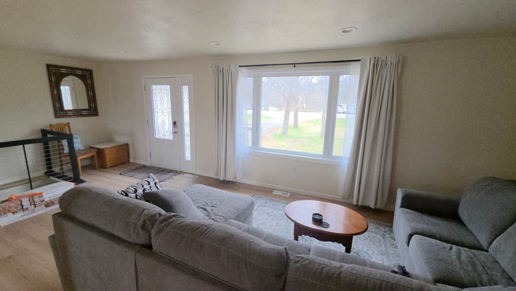 Front Sitting  / Livingroom 