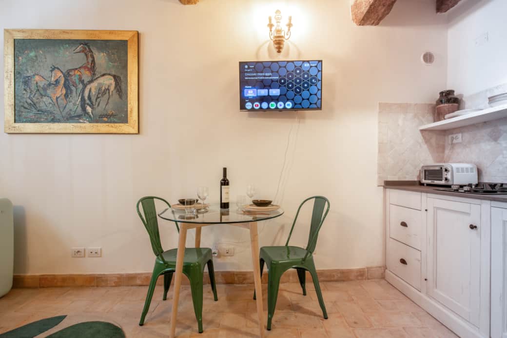 Watch Netflix while eating pizza in your eat-in kitchen/living room Watch Netflix while eating pizza in your eat-in kitchen/living room