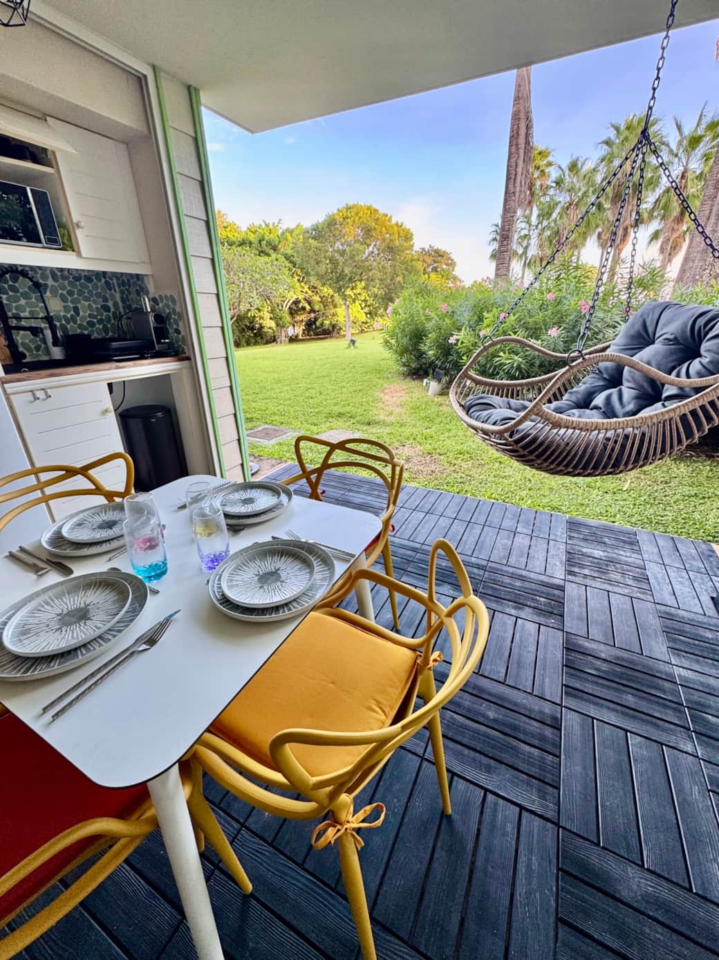 Terrasse coin déjeuner vue dégagée 2 1ère ligne - TI KAZ SOLEY - PIERRE ET VACANCES MARTINIQUE - Terrasse coin déjeuner vue dégagée 2 1ère ligne - TI KAZ SOLEY - PIERRE ET VACANCES MARTINIQUE -